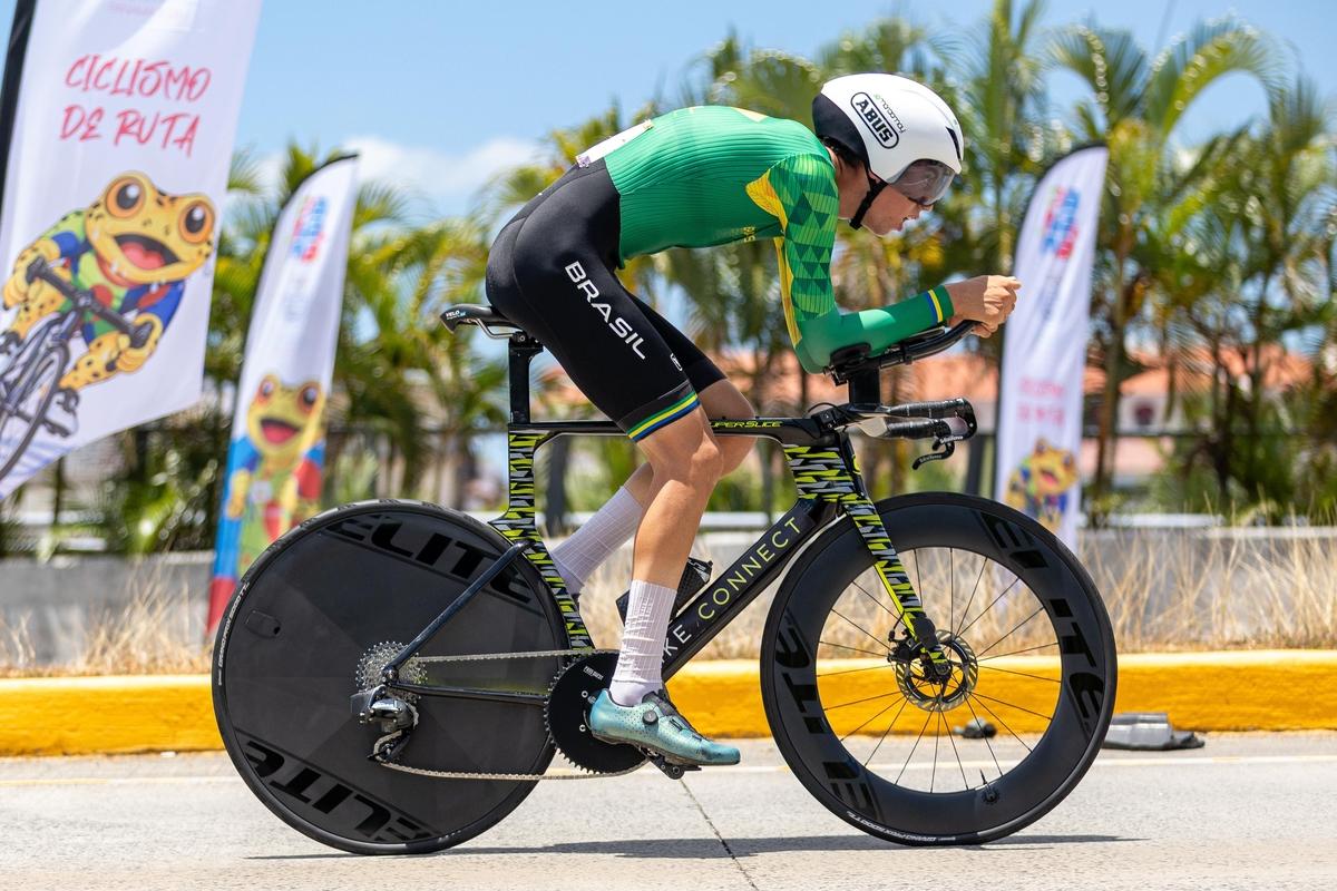 Bruno Octavio garantiu a prata no ciclismo contrarrelógio. Foto: Léo Barrilari/COB Bruno Octavio e Maitê Coelho conquistam as primeiras medalhas do ciclismo brasileiro no Panamá 2026