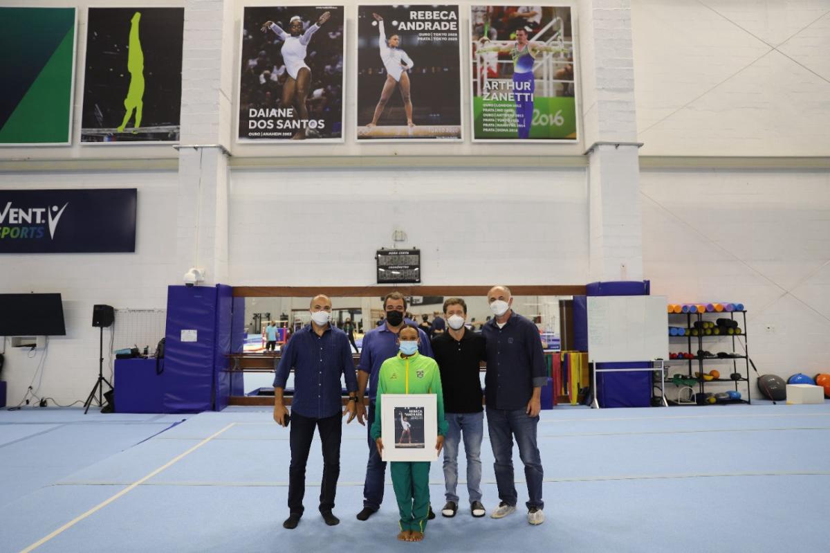 Após ouro e prata em Tóquio, Rebeca Andrade é homenageada com painel no Centro de Treinamento do COB