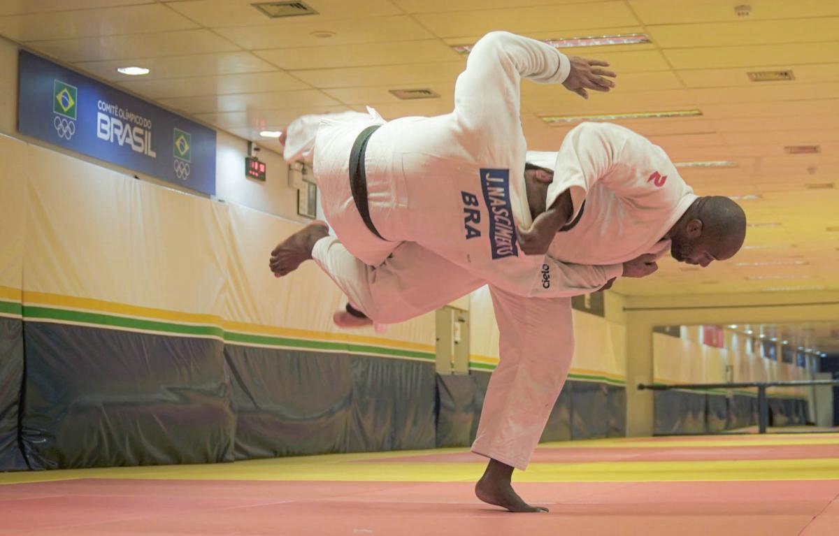 Teddy Riner, lenda do judô mundial, treina no Centro de Treinamento do COB