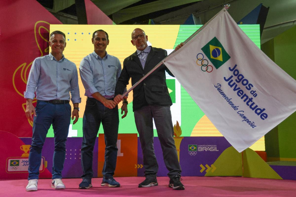 Cerimônia marca passagem da bandeira de Ribeirão Preto para Blumenau, cidade-sede dos Jogos da Juventude 2024