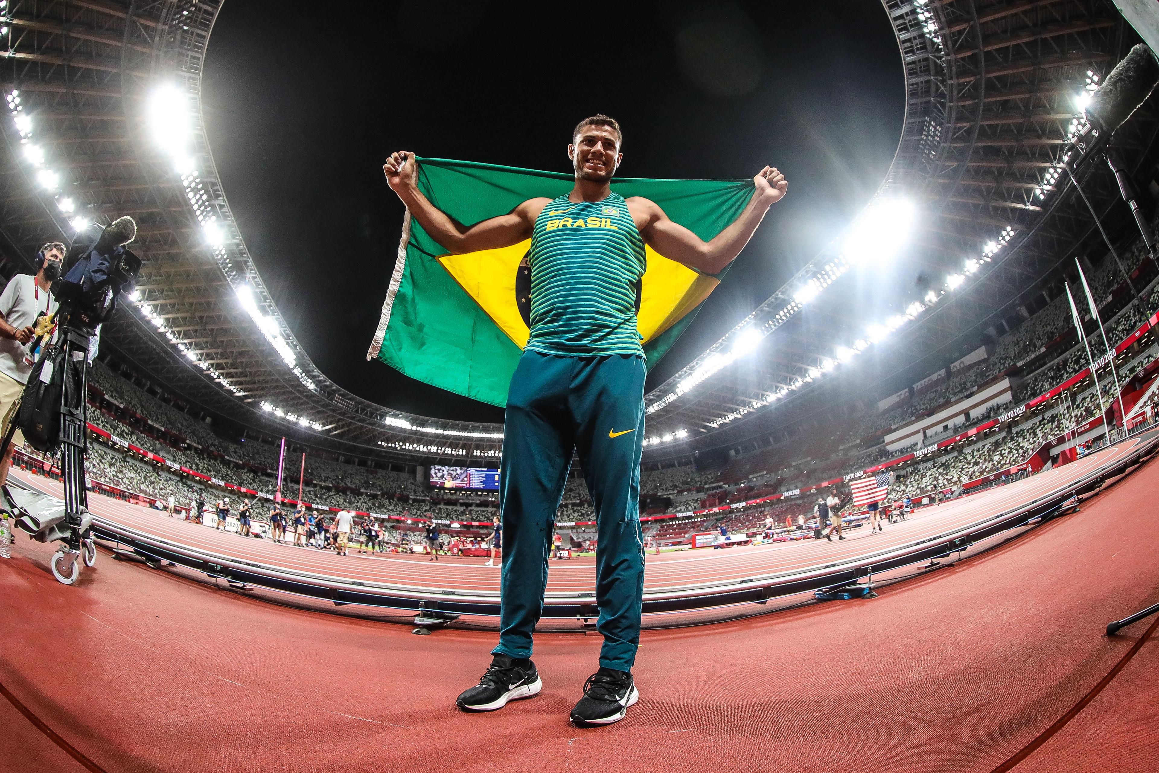 	03.08.2021 - Jogos Olímpicos Tóquio 2020 - Atletismo masculino. Salto com vara. Na foto o atleta Thiago Braz comemorando a medalha de bronze. Foto: Gaspar Nóbrega/COB