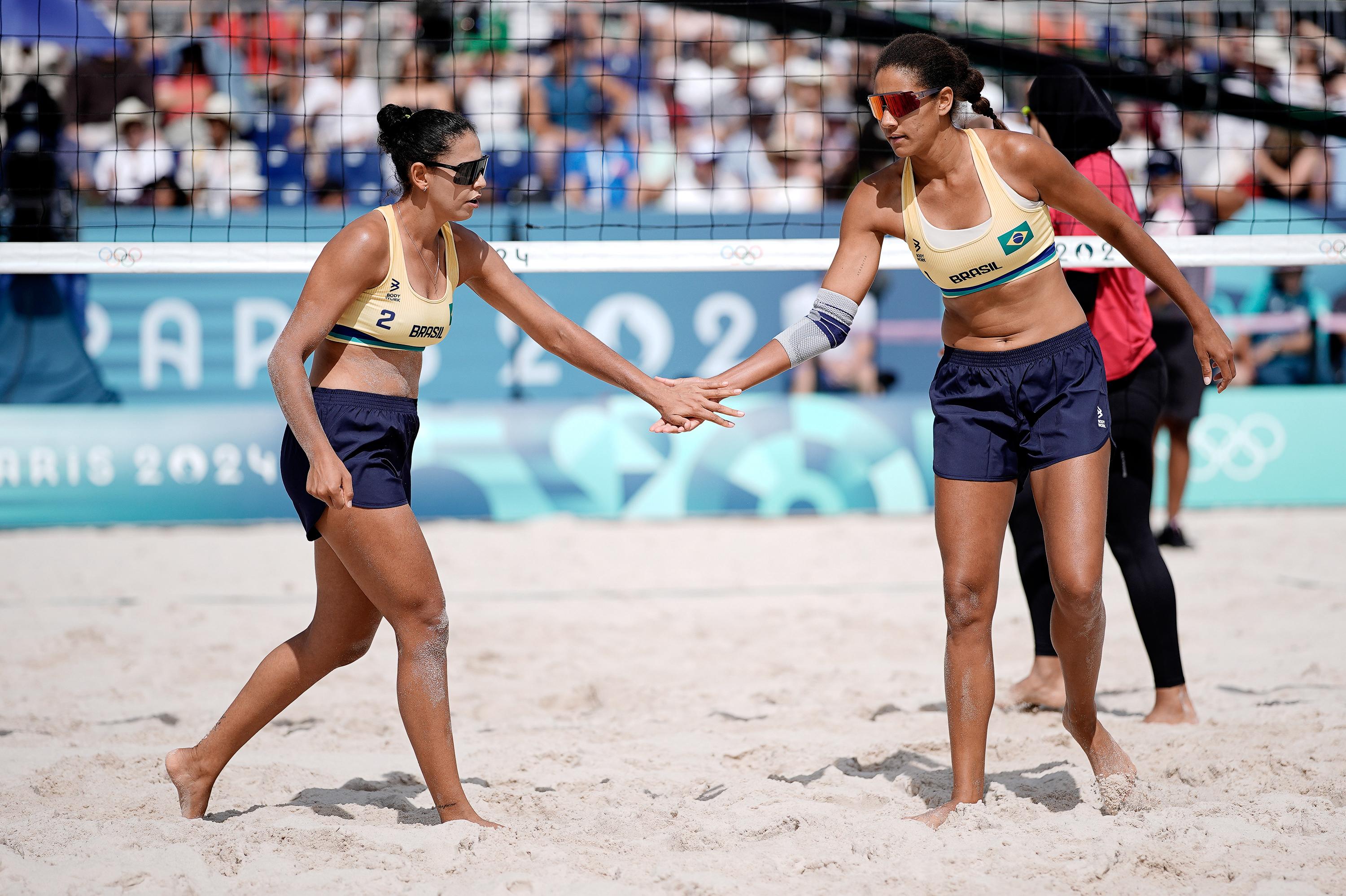 Brasil deixa tensão da estreia de lado e encerra primeira rodada do vôlei de praia invicto