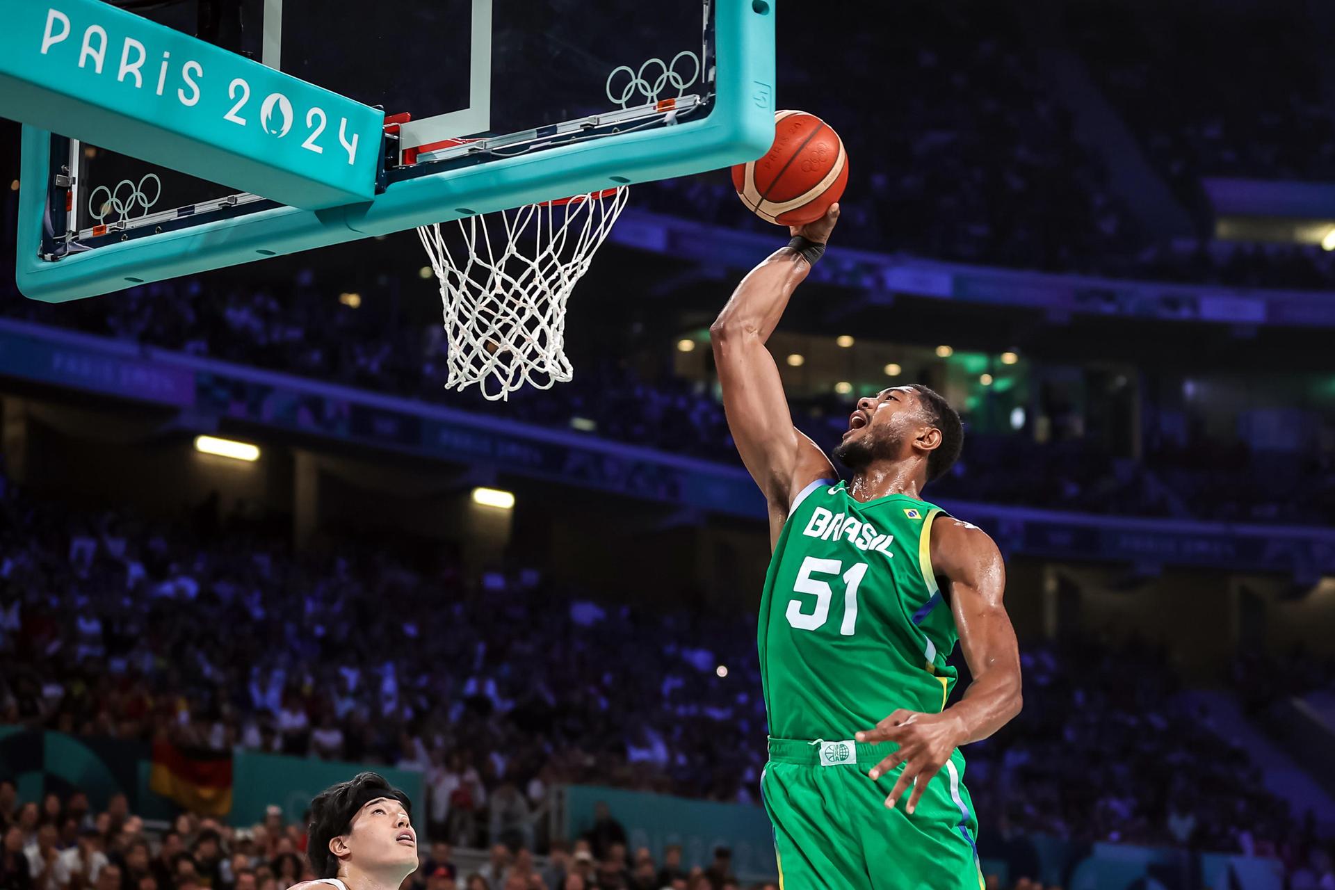 Jogador do basquete masculino do Brasil faz a cesta