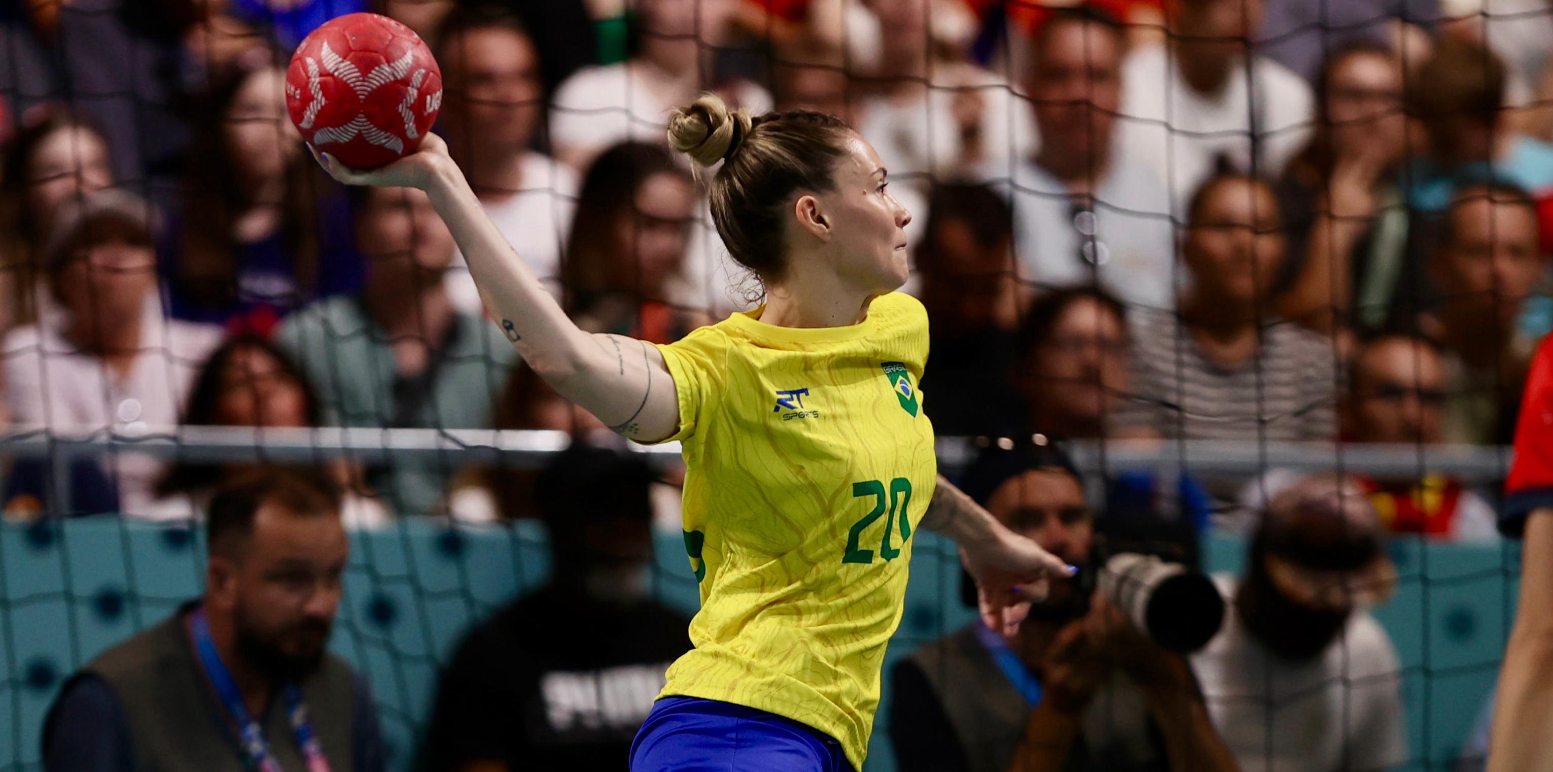 Brasil estreia com vitória sobre a Espanha e quebra tabu no handebol feminino