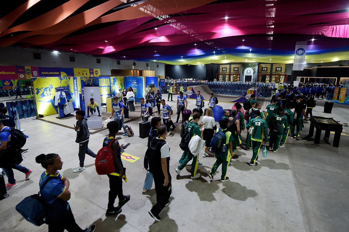 Atletas no Centro de Convivência dos Jogos da Juventude. Foto: Alexandre Loureiro/COB