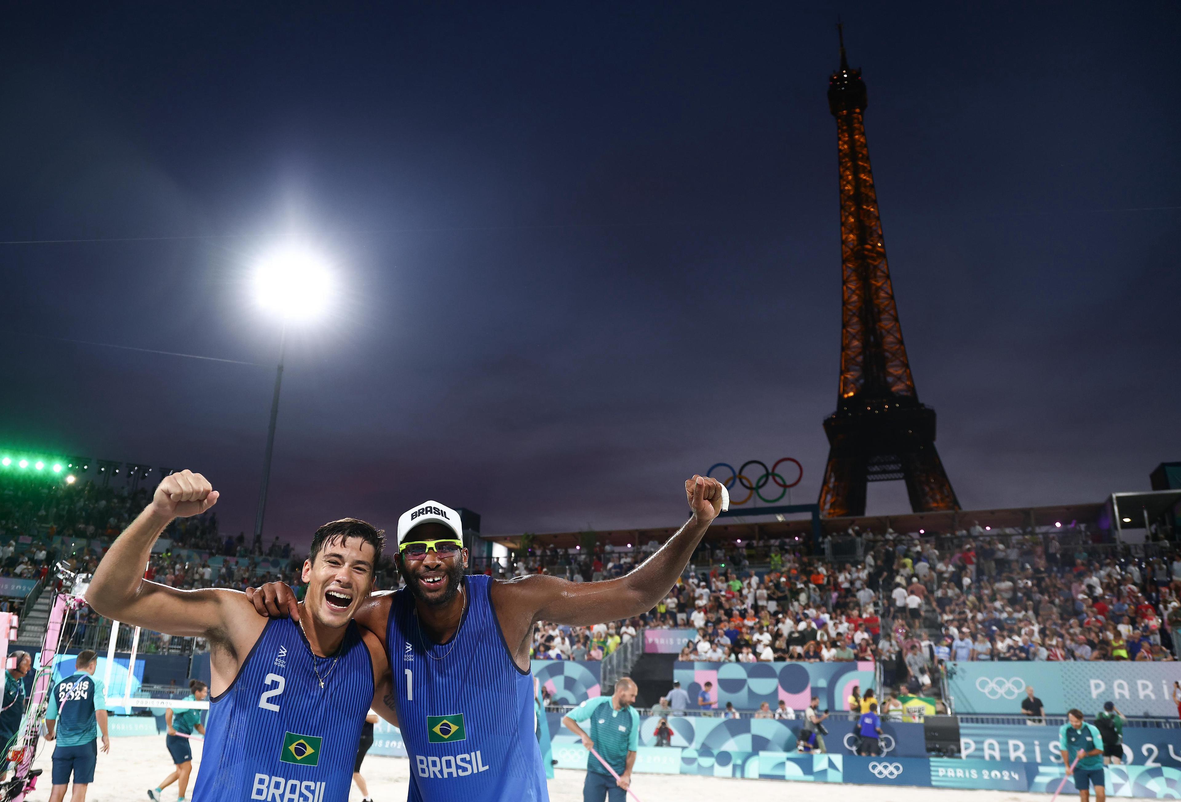 Evandro e Arthur atropelam holandeses e vão às quartas de final no vôlei de praia