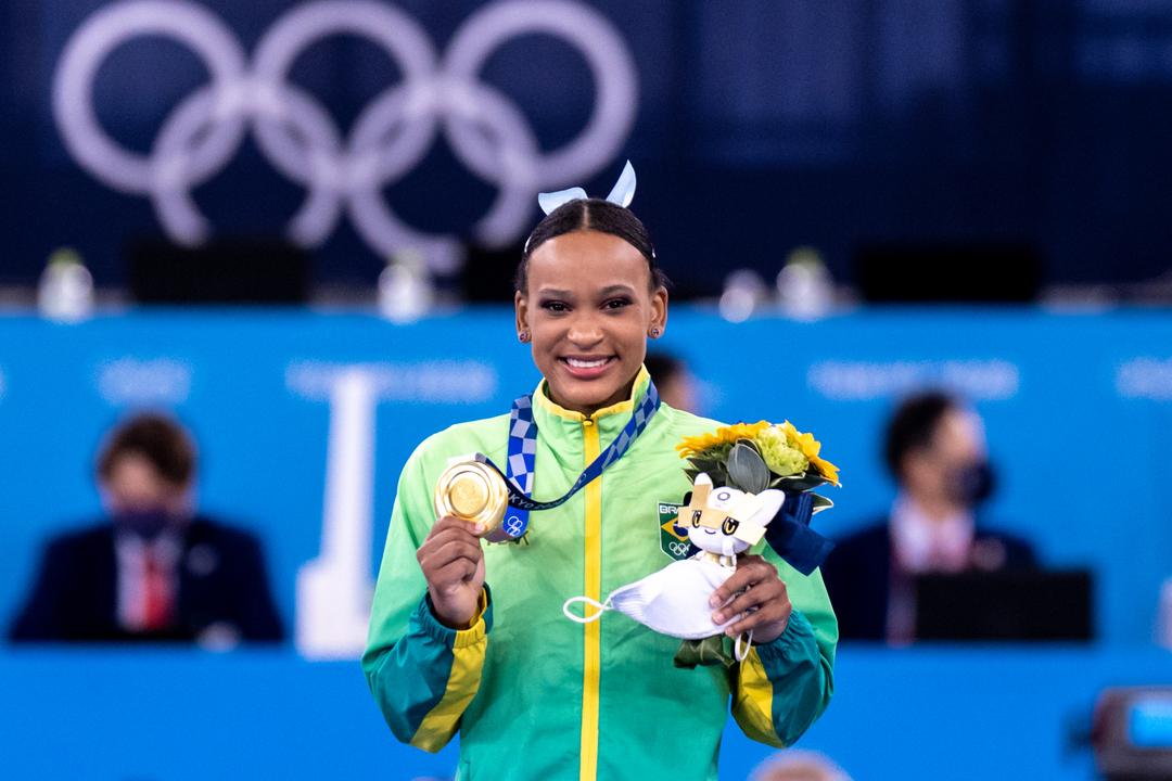 Rebeca com a medalha de ouro conquistada em Tóquio. Foto: Míriam Jeske/COB