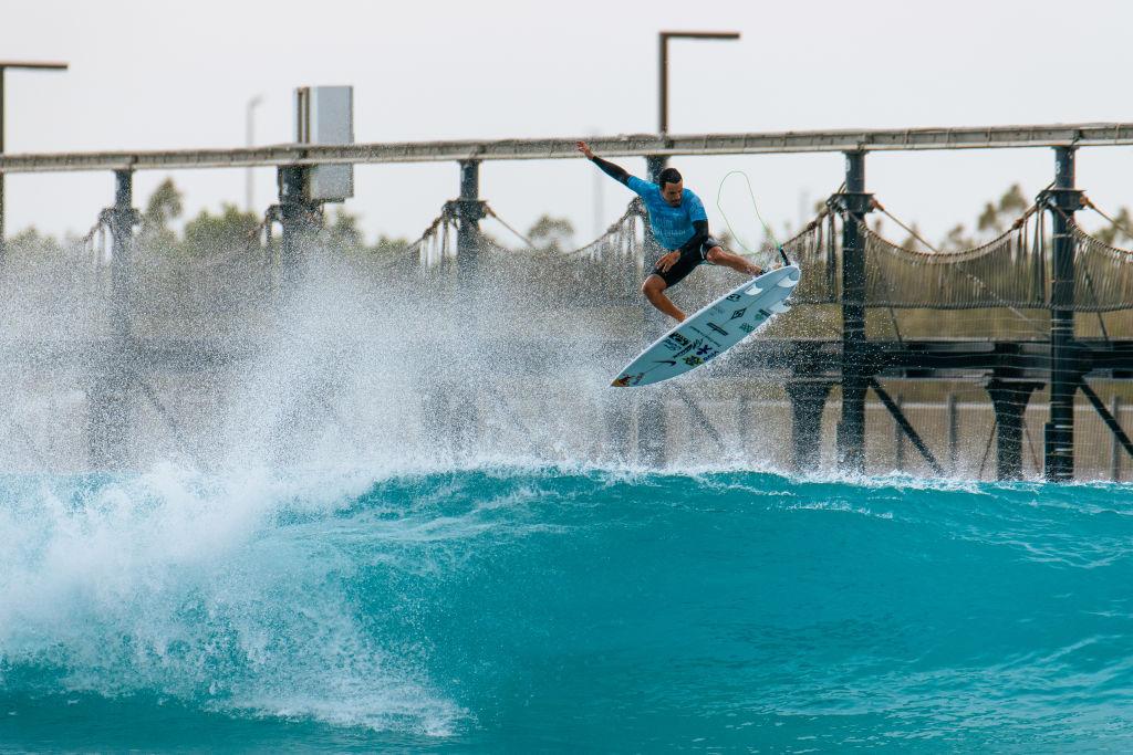 Italo Ferreira é campeão em Abu Dhabi. Foto: Manel Geada/World Surf League via Getty Images