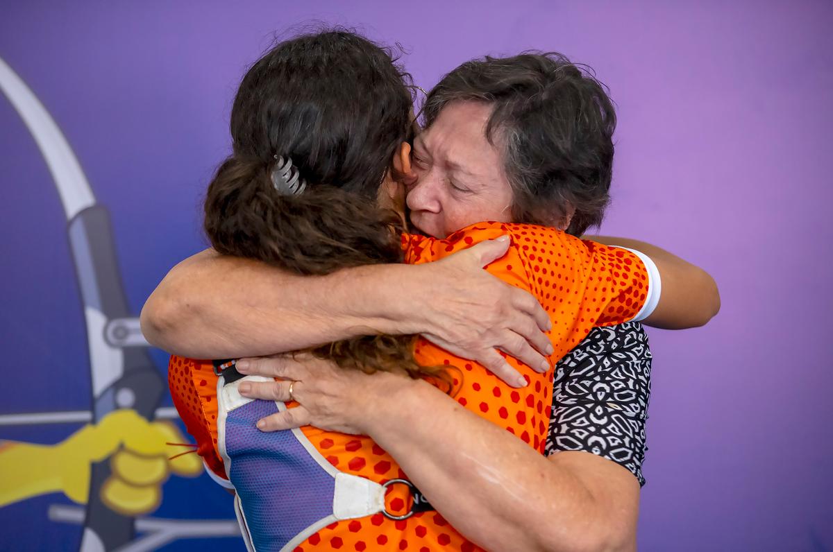 Lágrimas de ouro: avó e neta festejam juntas título para Minas Gerais no tiro com arco dos Jogos da Juventude