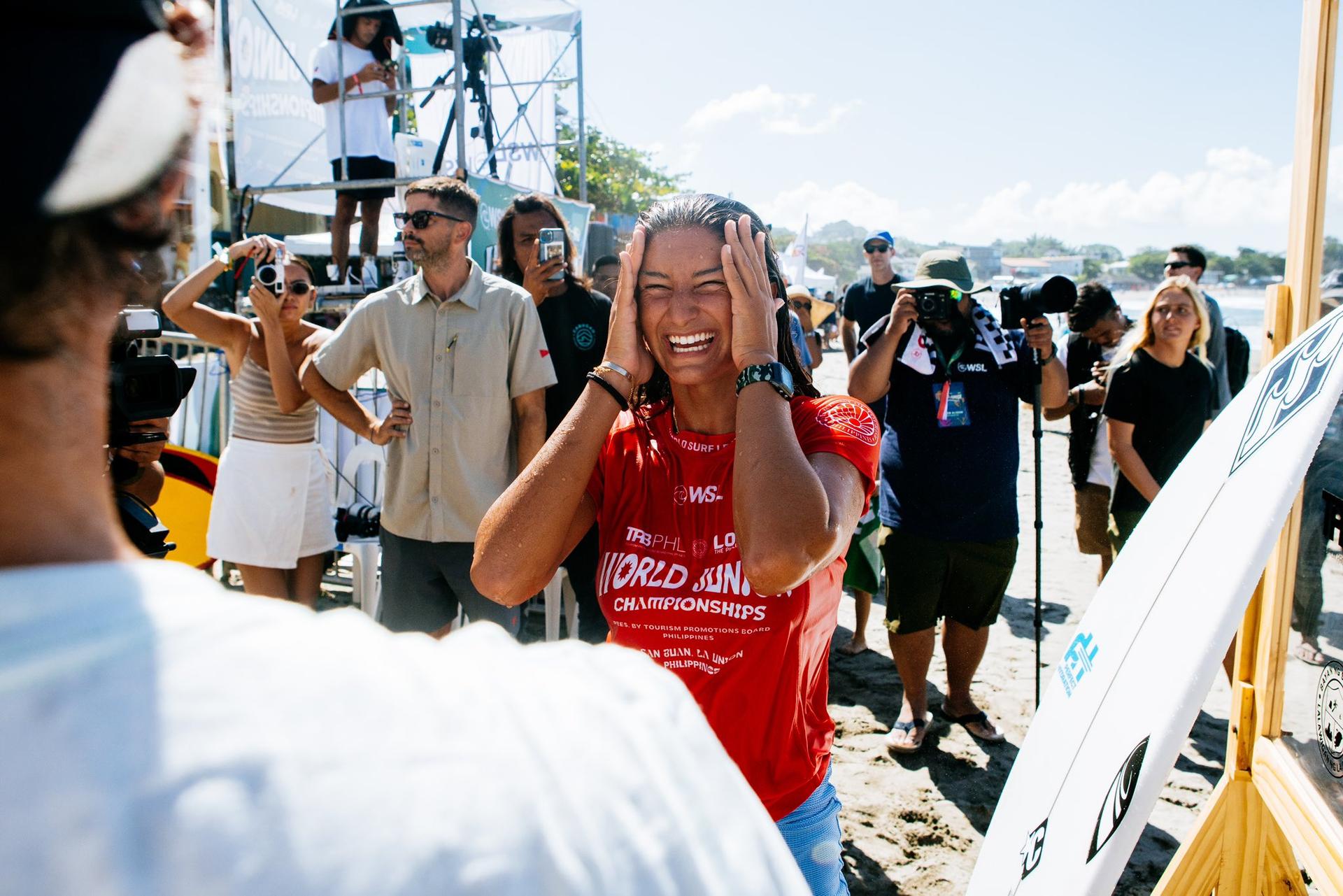 Luana Silva festeja título mundial júnior no surfe (Getty Images)