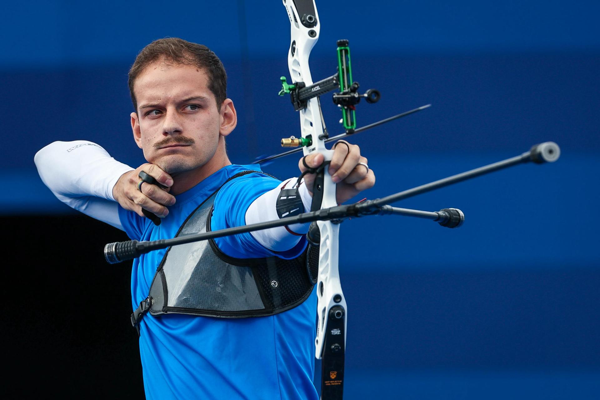 Marcos Vinícius D’Almeida concentrado com o arco durante competição