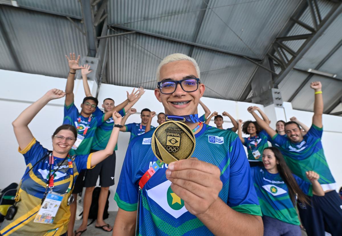 Nome de craque, treino em piscina de 16m e “tripla nacionalidade”: Jordan Torres, do MT, fatura ouro na natação nos Jogos da Juventude