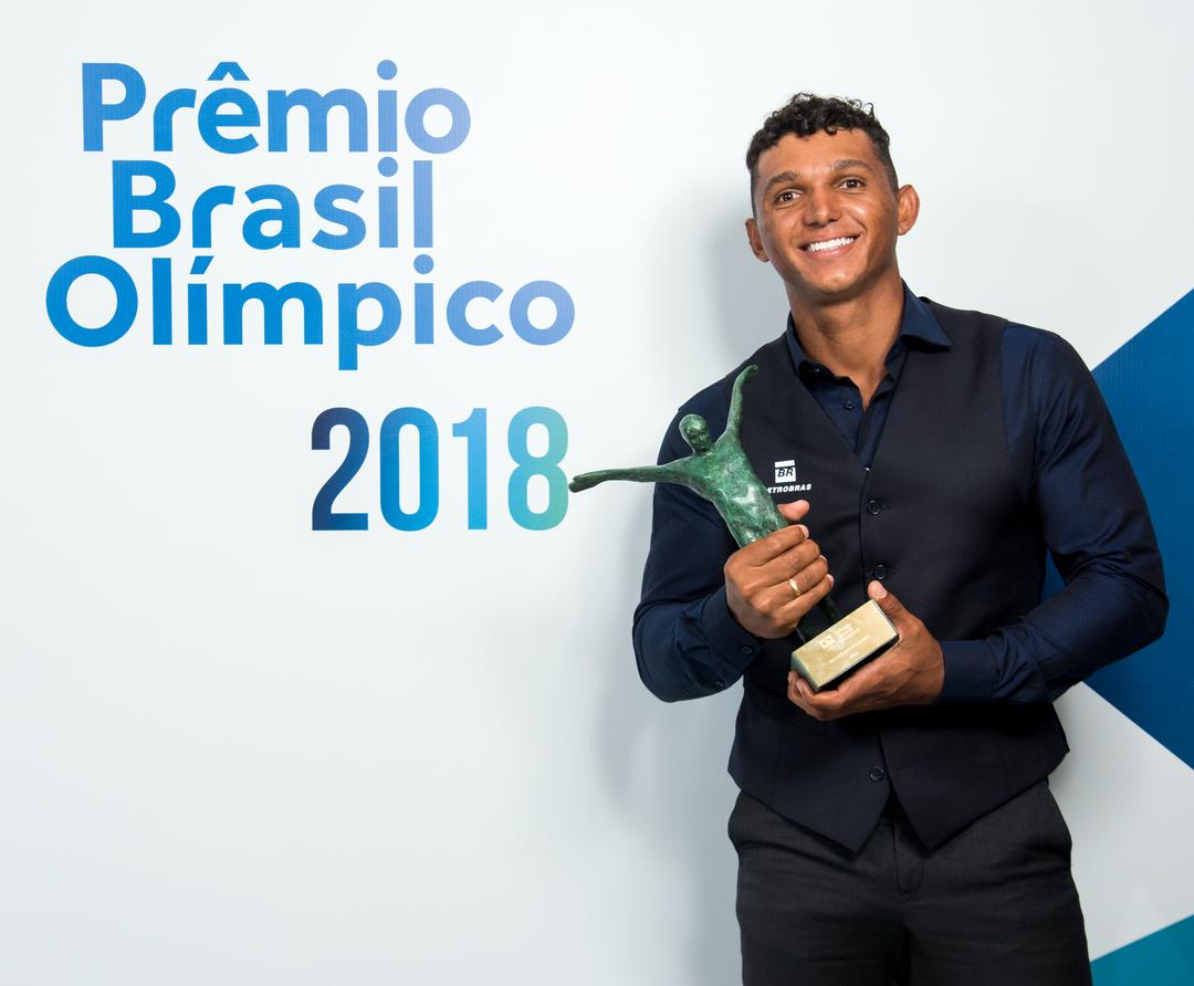 Isaquias Queiroz com o troféu. Foto: Alexandre Loureiro/COB