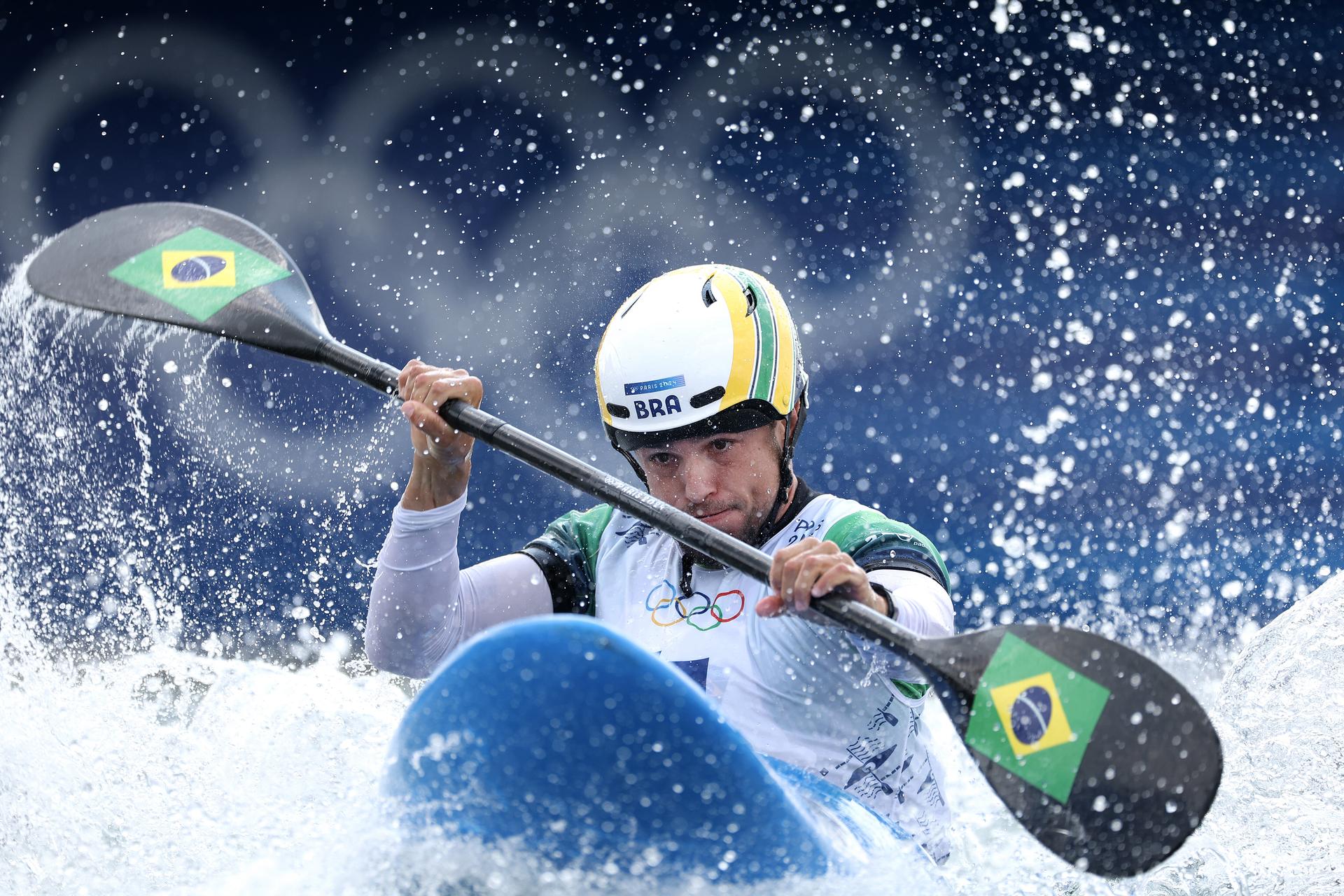 Pepê Gonçalves em ação na canoagem slalom