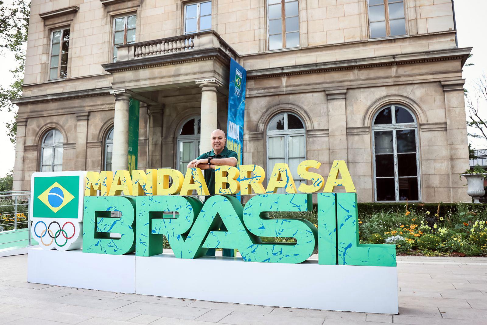 Rogério Sampaio, Chefe da Missão Paris 2024, chega à França e visita base do Time Brasil