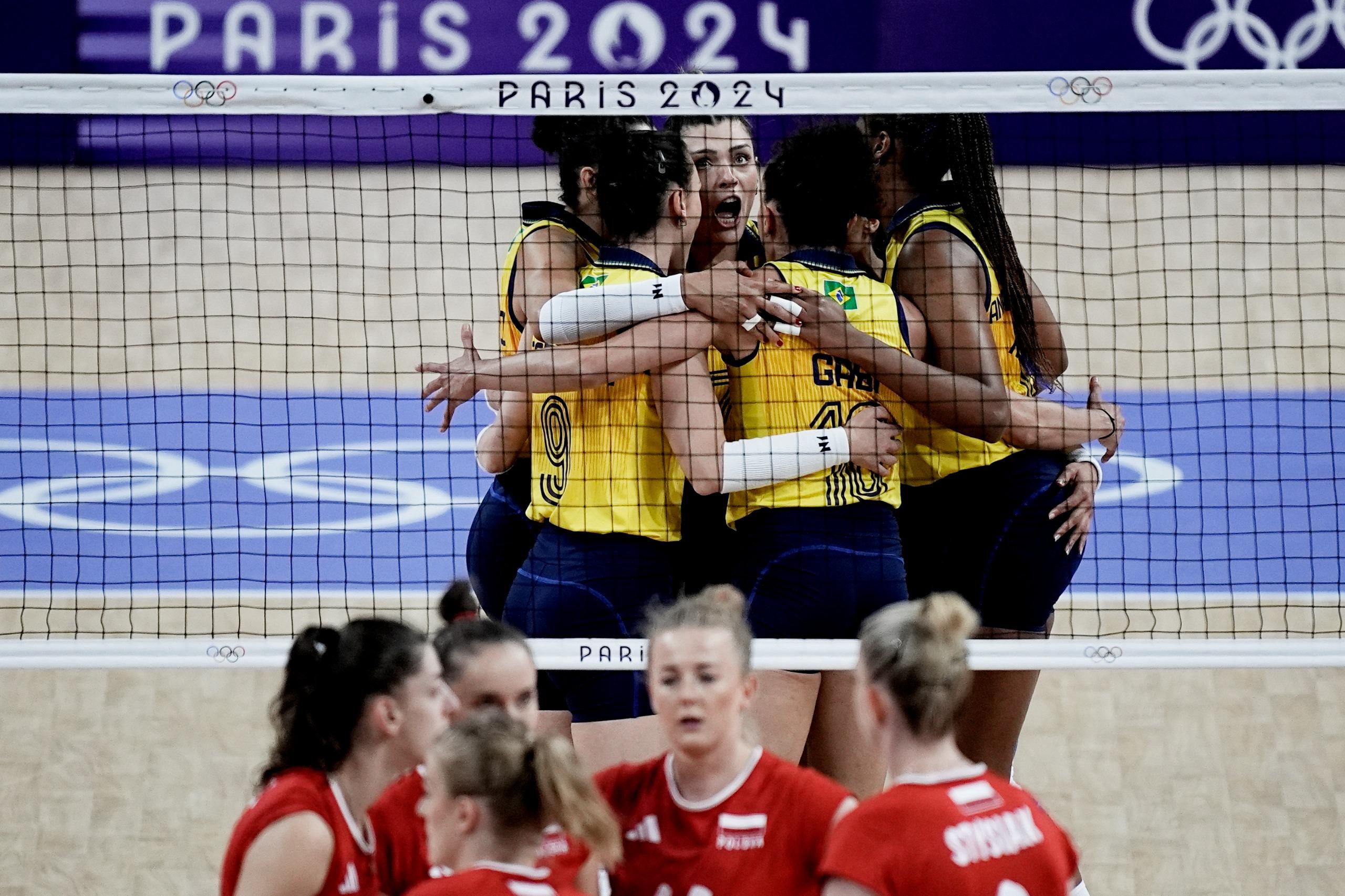Brasil vence a Polônia e termina primeira fase do vôlei feminino liderando o grupo B