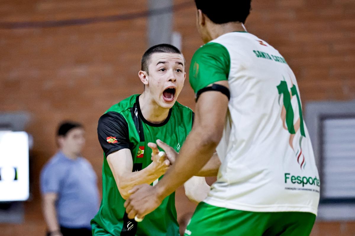 Batman e Pitbull: os ‘super-heróis’ que embalaram o ouro de Santa Catarina no vôlei masculino nos Jogos da Juventude CAIXA Foz do Iguaçu 2026