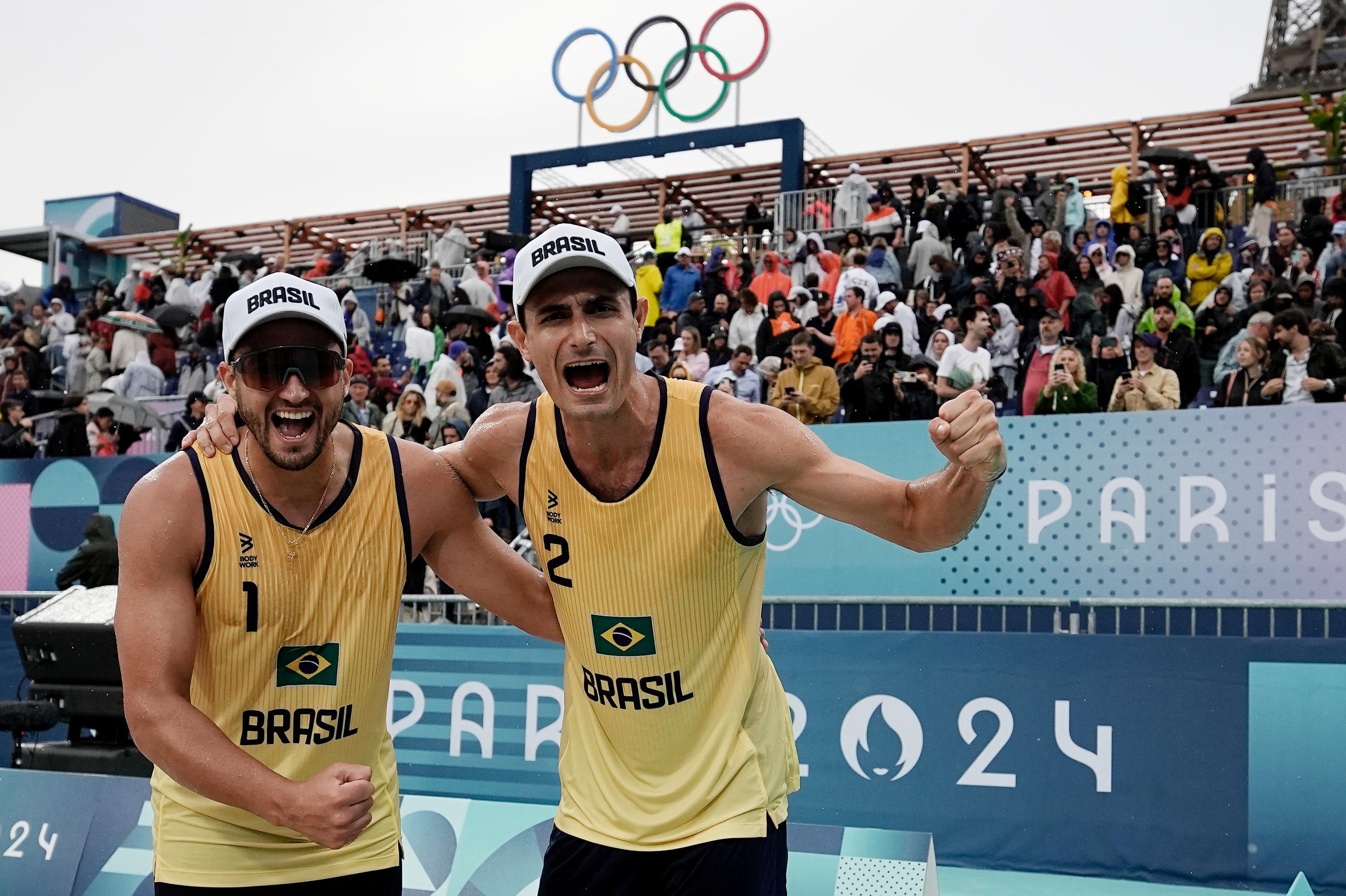 André e George estreiam com vitória no vôlei de praia em Paris 2024