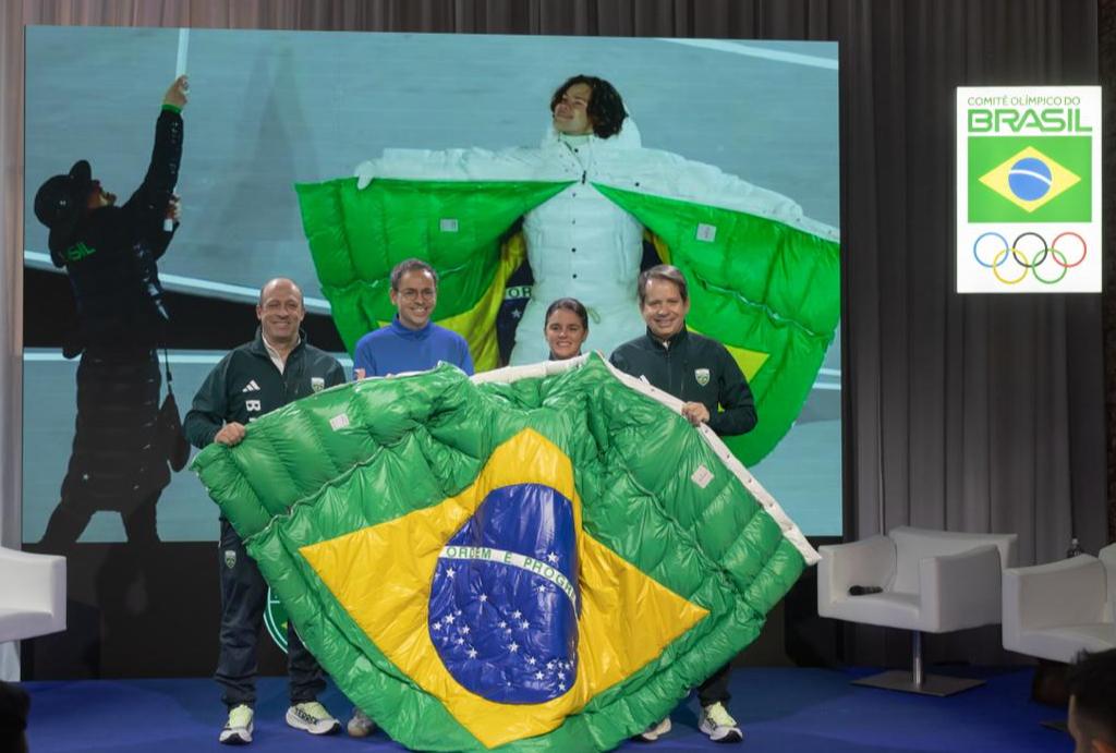 Uniforme icônico do Brasil na Cerimônia de Abertura de Milão-Cortina 2026 são doados pelo COB ao Museu Olímpico do COI 