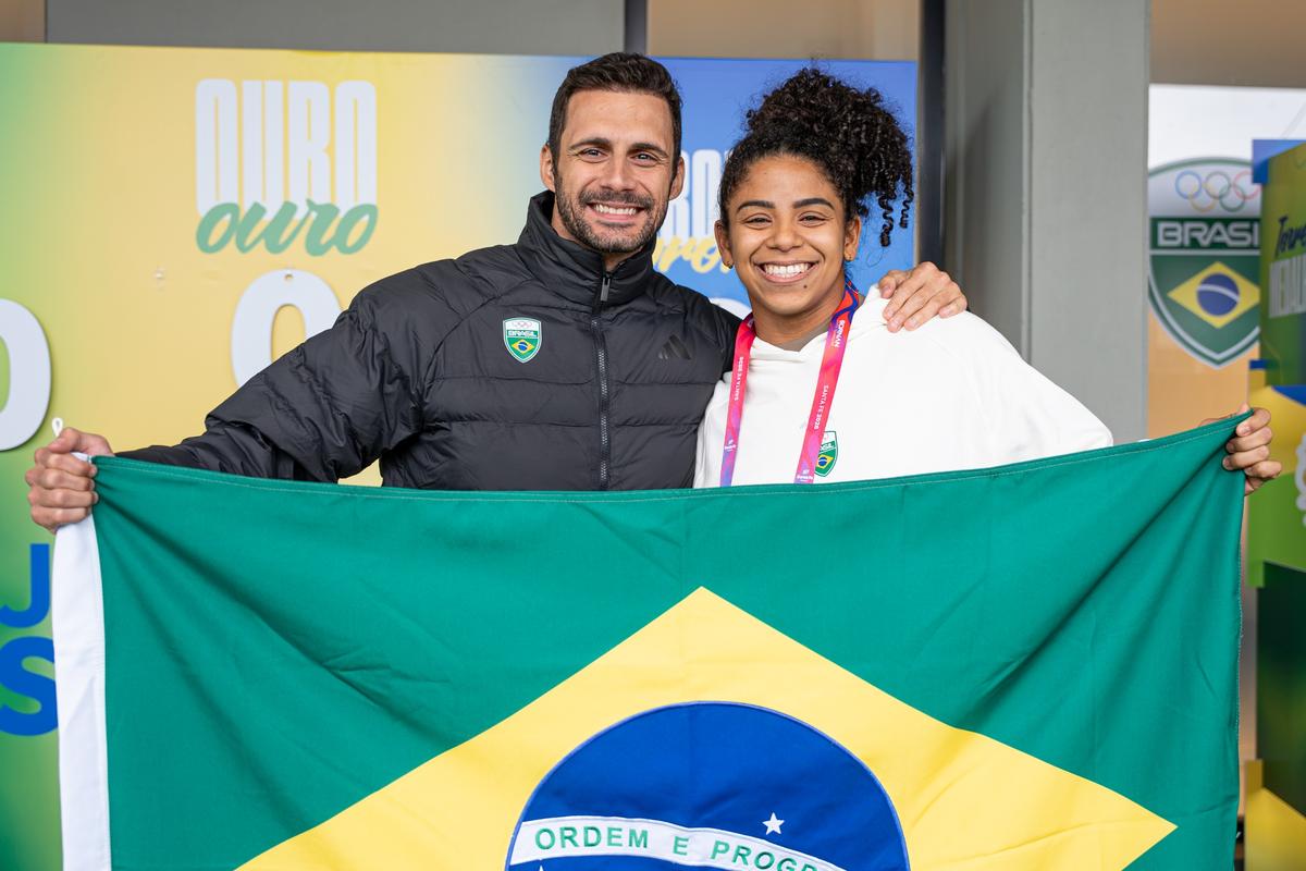Leonardo de Deus e Laura Amaro serão os porta-bandeiras do Brasil na abertura de Santa Fé 2026