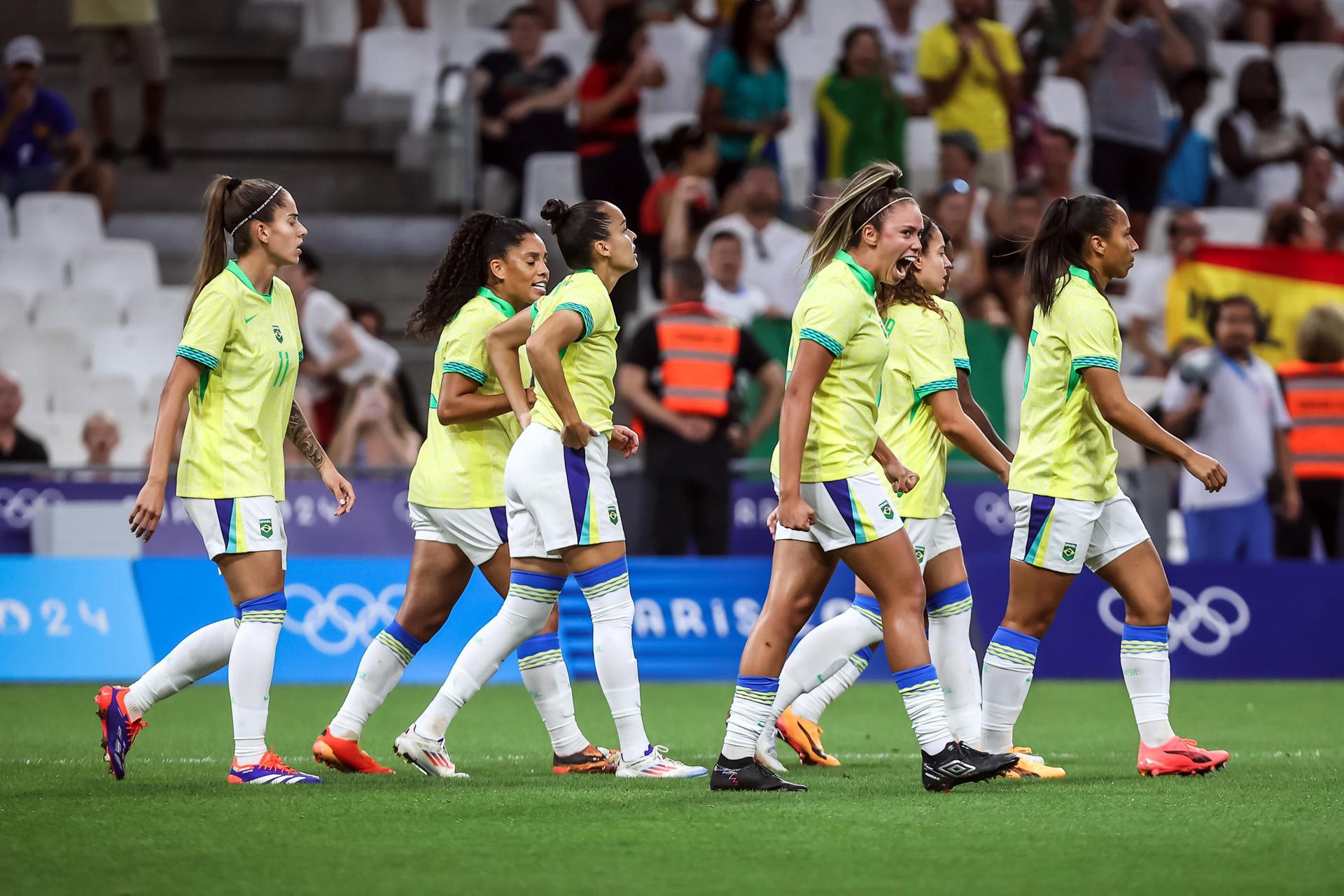 Seleção feminina de futebol comemora gol em grupo