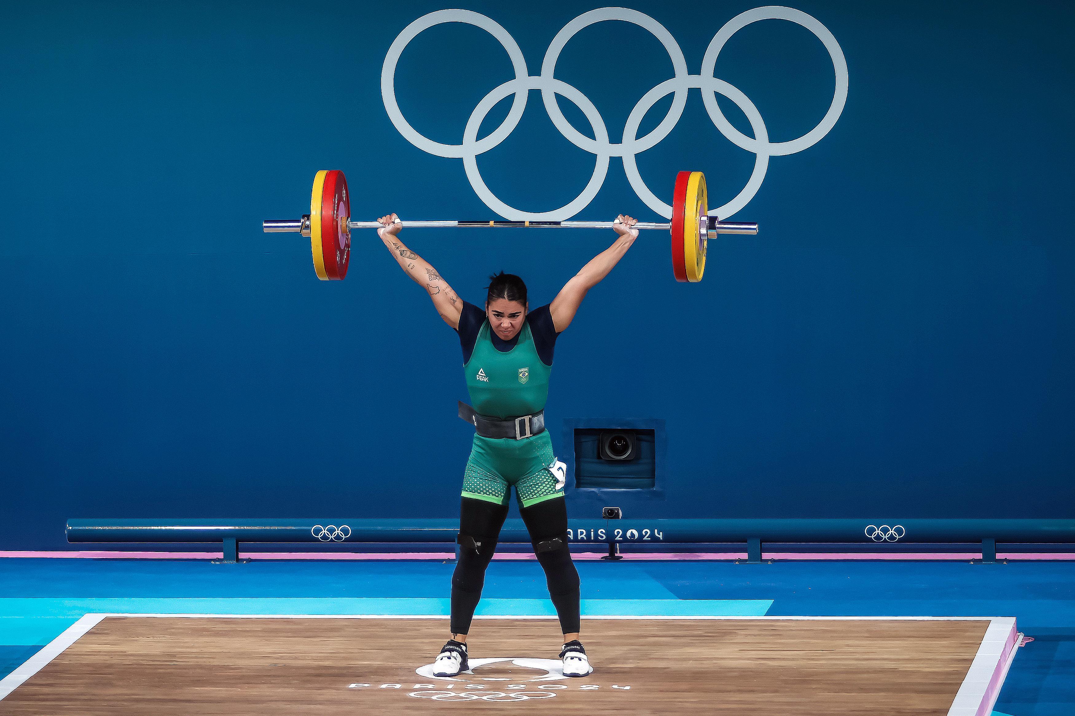 Amanda Schott perde 16kg, levanta 229kg e chega na 8ª posição no levantamento de pesos em Paris 2024