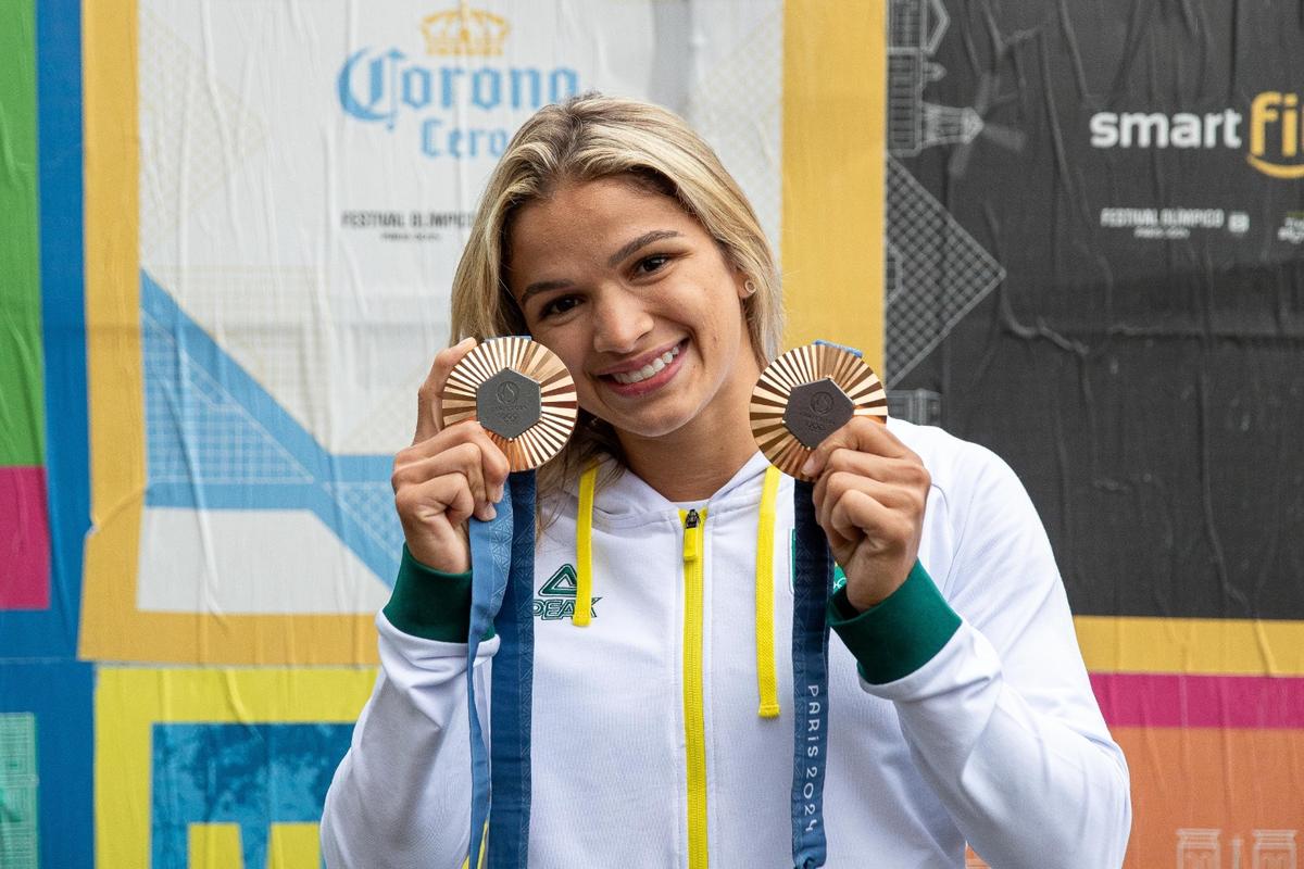 Larissa Pimenta celebra bronzes em Paris em visita ao Parque Time Brasil: "Vamos por mais"