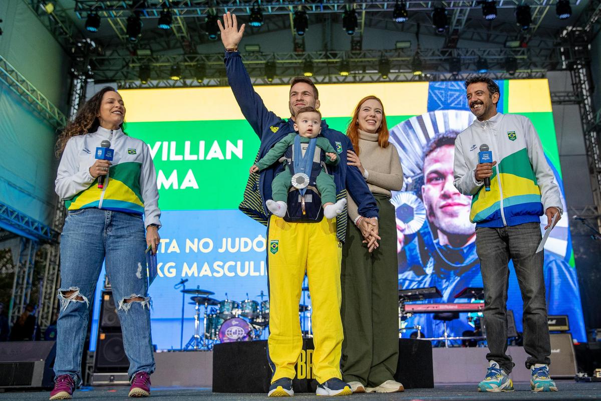 Willian Lima sobe no pódio do Festival do Time Brasil, celebra suas medalhas próxima à torcida brasileira e exalta a força da mulher