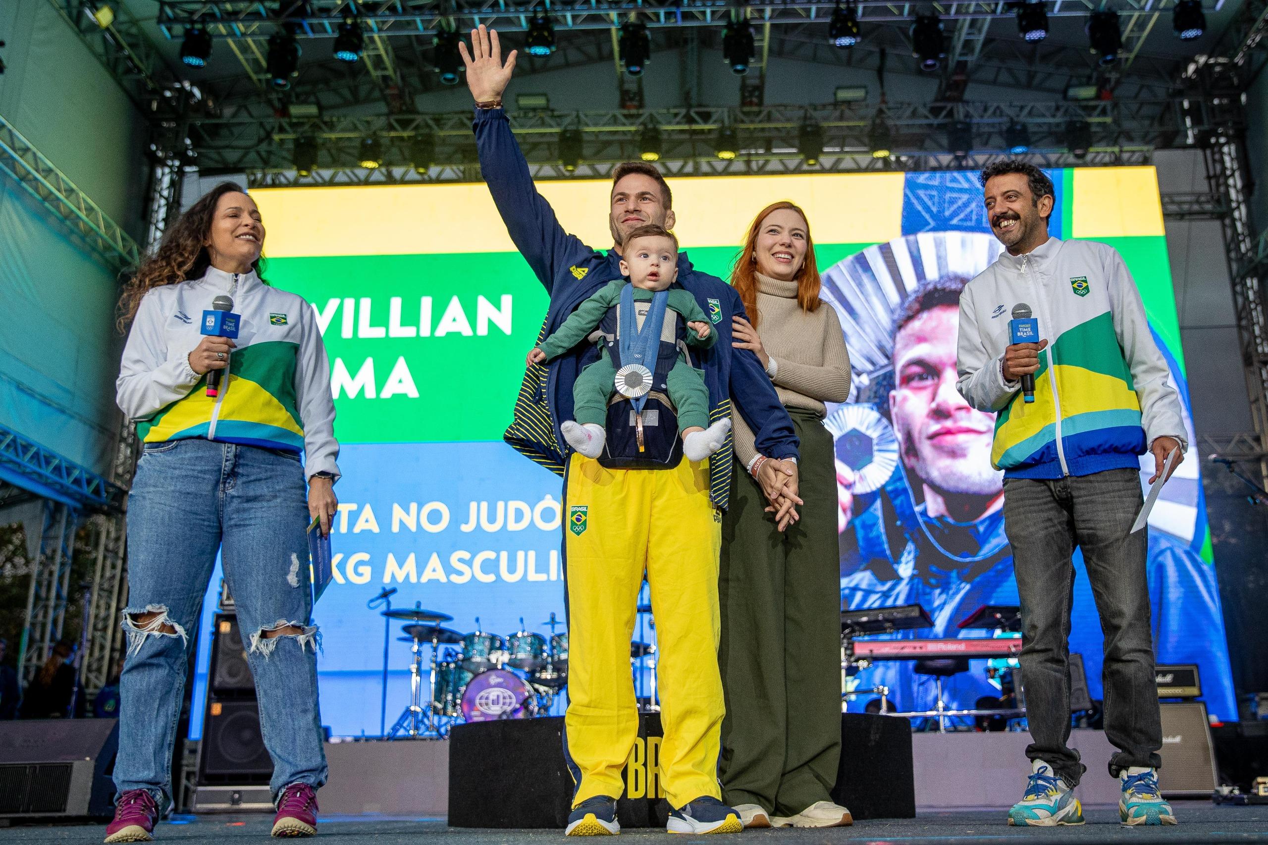 Willian Lima sobe no pódio do Festival do Time Brasil, celebra suas medalhas próxima à torcida brasileira e exalta a força da mulher