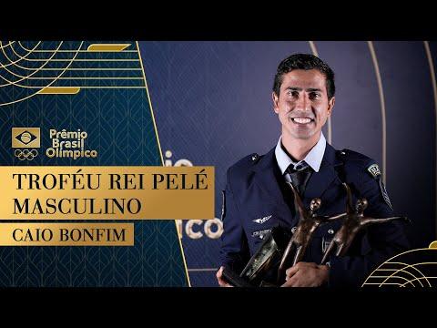 Caio Bonfim recebe o Troféu Rei Pelé Masculino