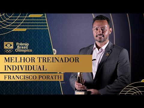 Francisco Porath recebe o prêmio de Melhor Treinador Individual