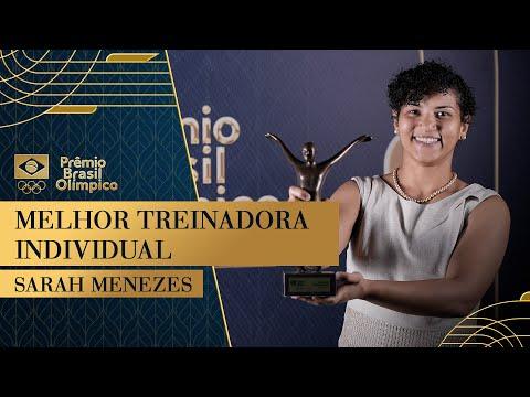 Sarah Menezes recebe o prêmio de Melhora Treinador Individual