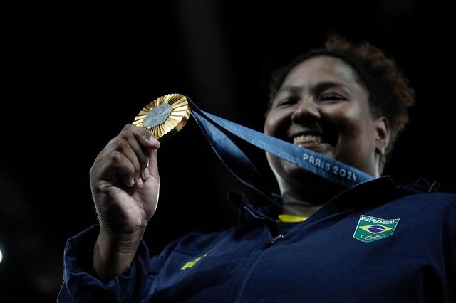 Beatriz Souza recebe a medalha de ouro - Foto: Alexandre Loureiro/COB. Beatriz Souza recebe a medalha de ouro - Foto Alexandre Loureiro COB.