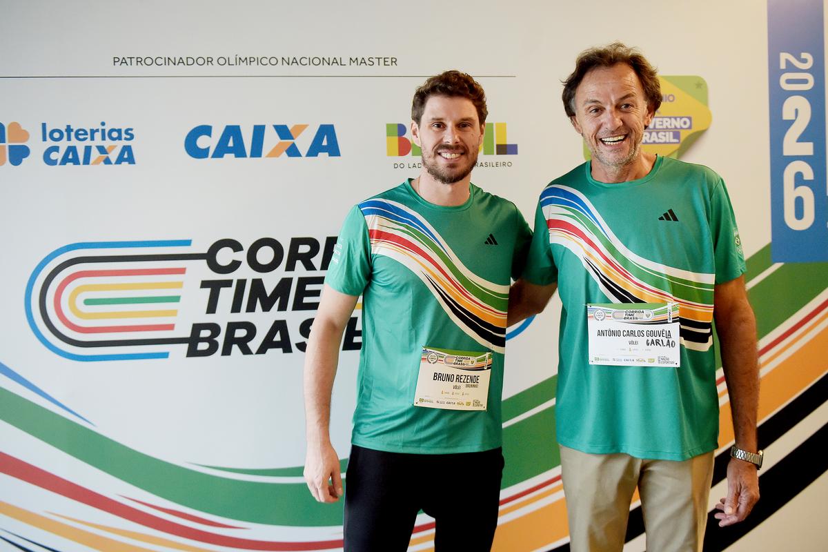 Carlão e Bruninho, capitães de ouro da seleção brasileira de vôlei, se reencontram na entrega dos kits da Corrida Time Brasil