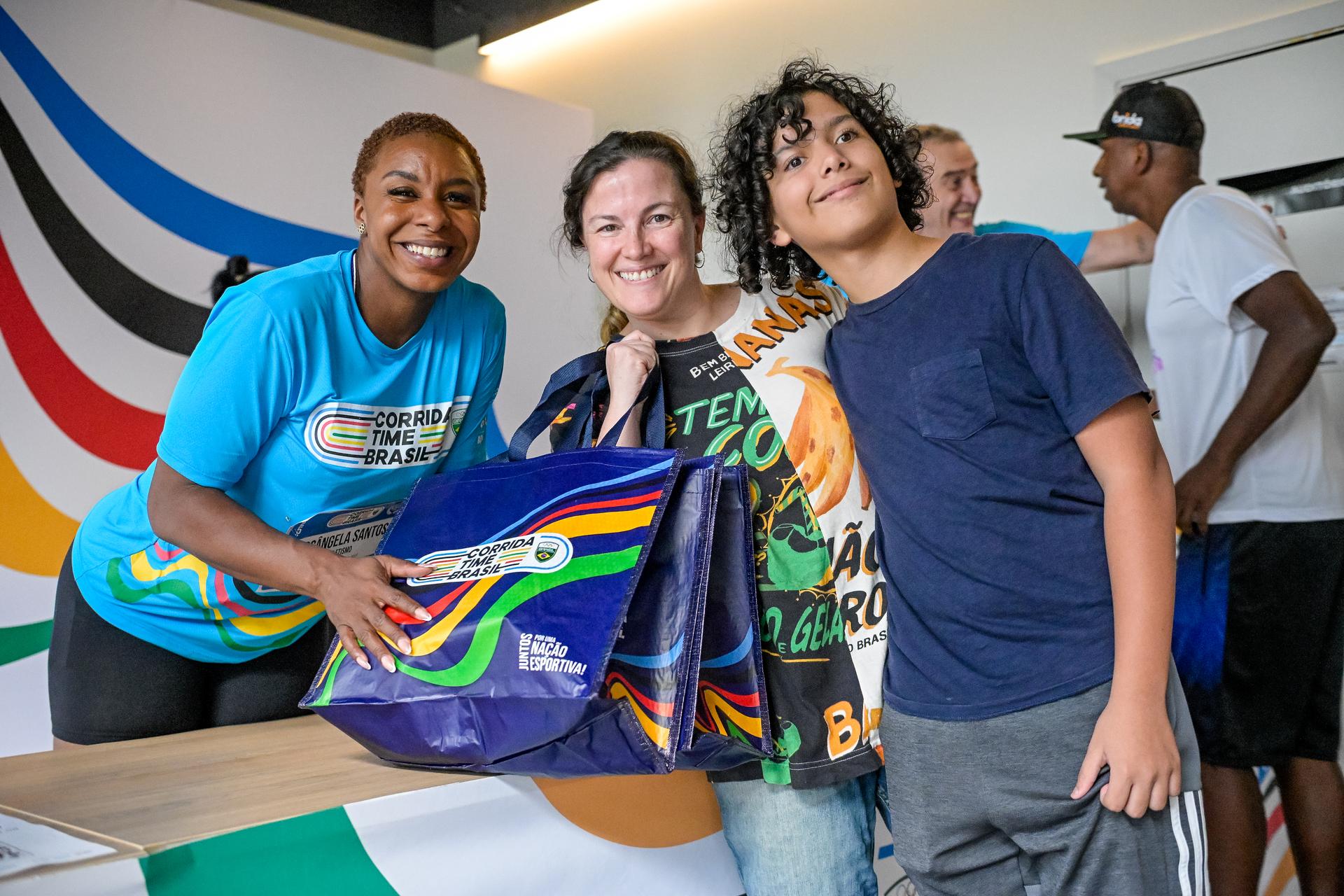Rosângela Santos, Bronze no revezamento 4x100m em Pequim 2008, entregou o kit para Bárbara e o filho Gabriel nesta sexta-feira, 06. Créditos: Alexandre Loureiro/ COB