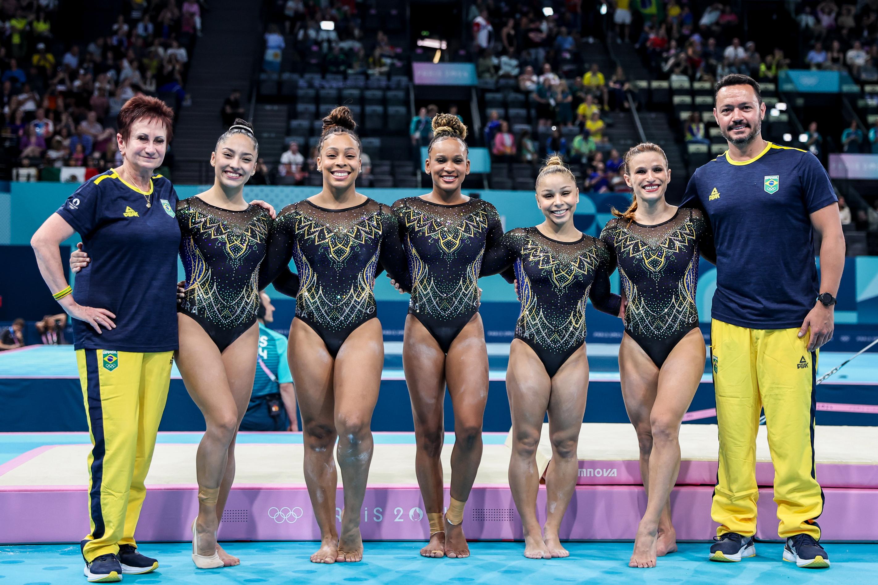 Iryna Ilyashenko, Júlia Soares, Lorrane Oliveira, Rebeca Andrade, Flavia Saraiva e Jade Barbosa e o treinador Francisco Porath Neto. Foto: Miriam Jeske/COB Iryna Ilyashenko, Júlia Soares, Lorrane Oliveira, Rebeca Andrade, Flavia Saraiva e Jade Barbosa e o treinador Francisco Porath Neto. Foto Miriam Jeske COB