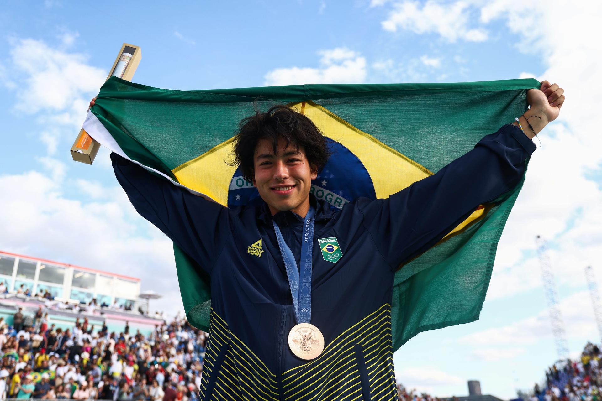 O atleta brasileiro Augusto Akio com a medalha de bronze conquistada na final de hoje. Foto: Luiza Moraes/COB O atleta brasileiro Augusto Akio com a medalha de bronze conquistada na final de hoje. Foto Luiza Moraes COB