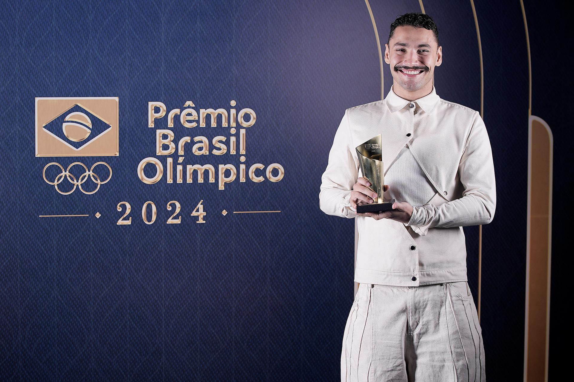 Prêmio Brasil Olímpico 2024 - Rio de Janeiro, Brasil - Ginástica Trampolim – Ryan Dutra recebe o prêmio de Melhor da Modaliadade. Foto: Alexandre Loureiro/COB Prêmio Brasil Olímpico 2024 - Rio de Janeiro, Brasil - Ginástica Trampolim – Ryan Dutra recebe o prêmio de Melhor da Modaliadade. Foto: Alexandre Loureiro/COB